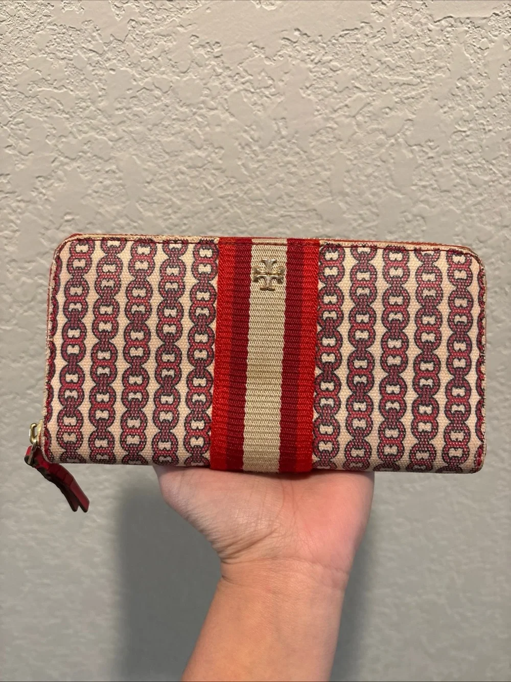 Tory Burch Striped Chain-Pattern Zip Wallet - Red & Cream